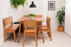Sala de jantar decorada com mesa, cadeiras e bancos da linha baviera
