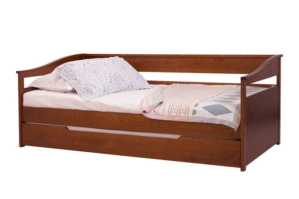 sofa cama flora caramelo visto pela diagonal com colchao lencol e travesseiro e cama debaixo fechada