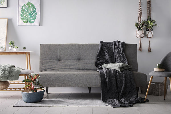foto do sofá-cama 3 lugares denver com tecido na cor cinza visto de frente em sala de estar