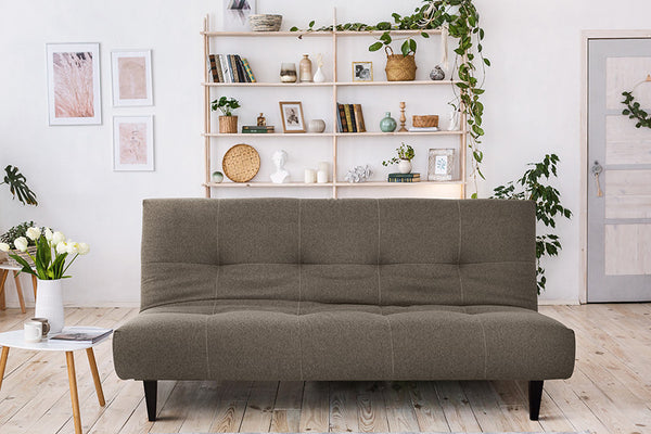 foto ambientada sofá contemporâneo 3 lugares denver tecido marrom em sala de estar