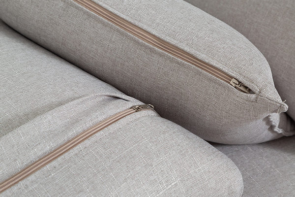 sofa cinza claro 3 lugares malta cinza claro mostrando ziper e acabamento da almofada