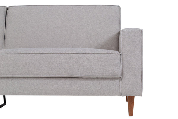 sofa com pe 3 lugares nairobi cinza claro em fundo infinito focando nos detalhes