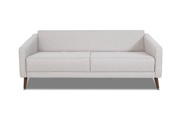 sofa confortavel 3 lugares malta cinza claro visto de frente sem almofadas em fundo infinito