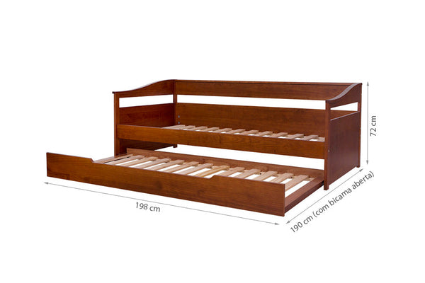 sofa de madeira flora caramelo visto na diagonal com cama debaixo aberta e medidas escritas na imagem sem colchao