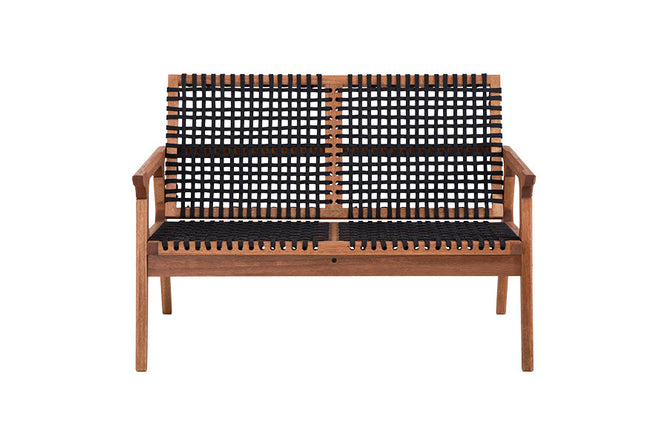 sofa namoradeira 2 lugares trama jatoba e corda preta em fundo infinito visto de frente