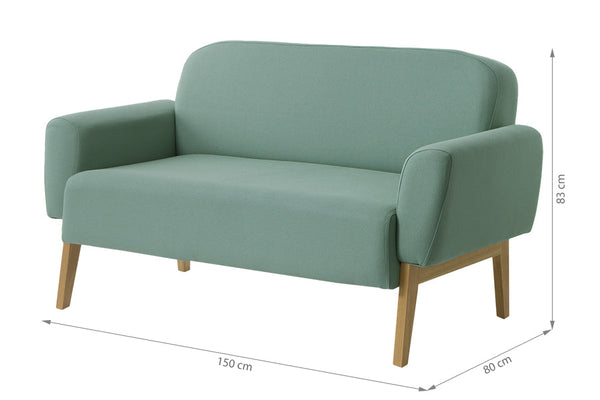 sofa para sala pequena 2 lugares agnes natural e tecido verde visto na diagonal em fundo infinito em medidas escritas na imagem