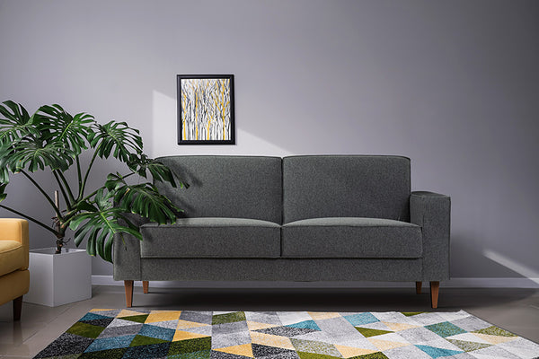 foto ambientada do sofá 2 lugares nairóbi na cor nozes e tecido cinza escuro vista de frente em sala de estar