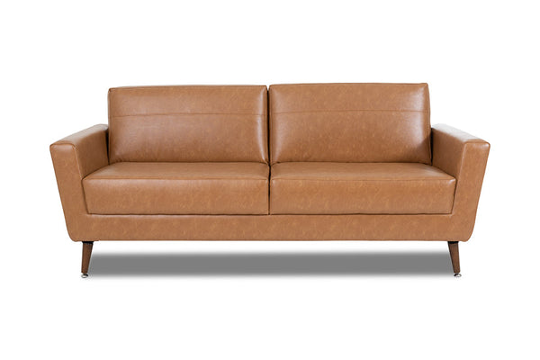 sofa 3 lugares louise caramelo visto de frente em fundo branco