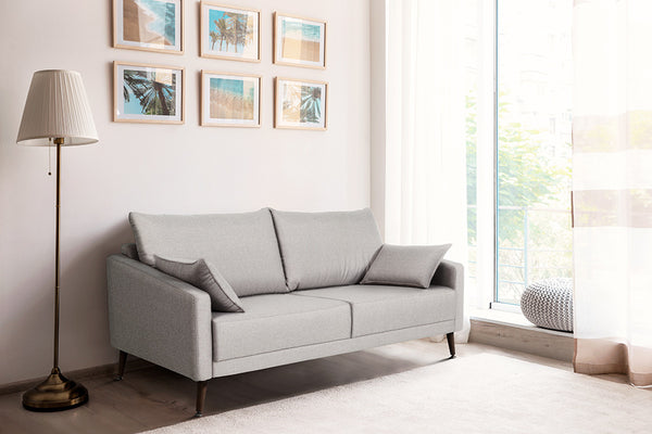 foto ambientada sofá estofado 3 lugares malta tecido cinza claro em sala de estar