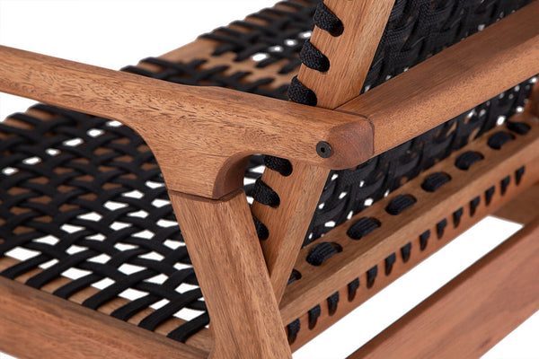 sofa para varanda 2 lugares trama jatoba e corda preta focando nos detalhes da madeira