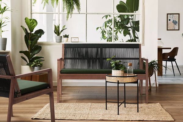 sofa verde oliva amêndoa e corda verde ambientado na sala de estar