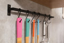 suporte para talheres de cozinha garbo preto com talheres pendurados nele